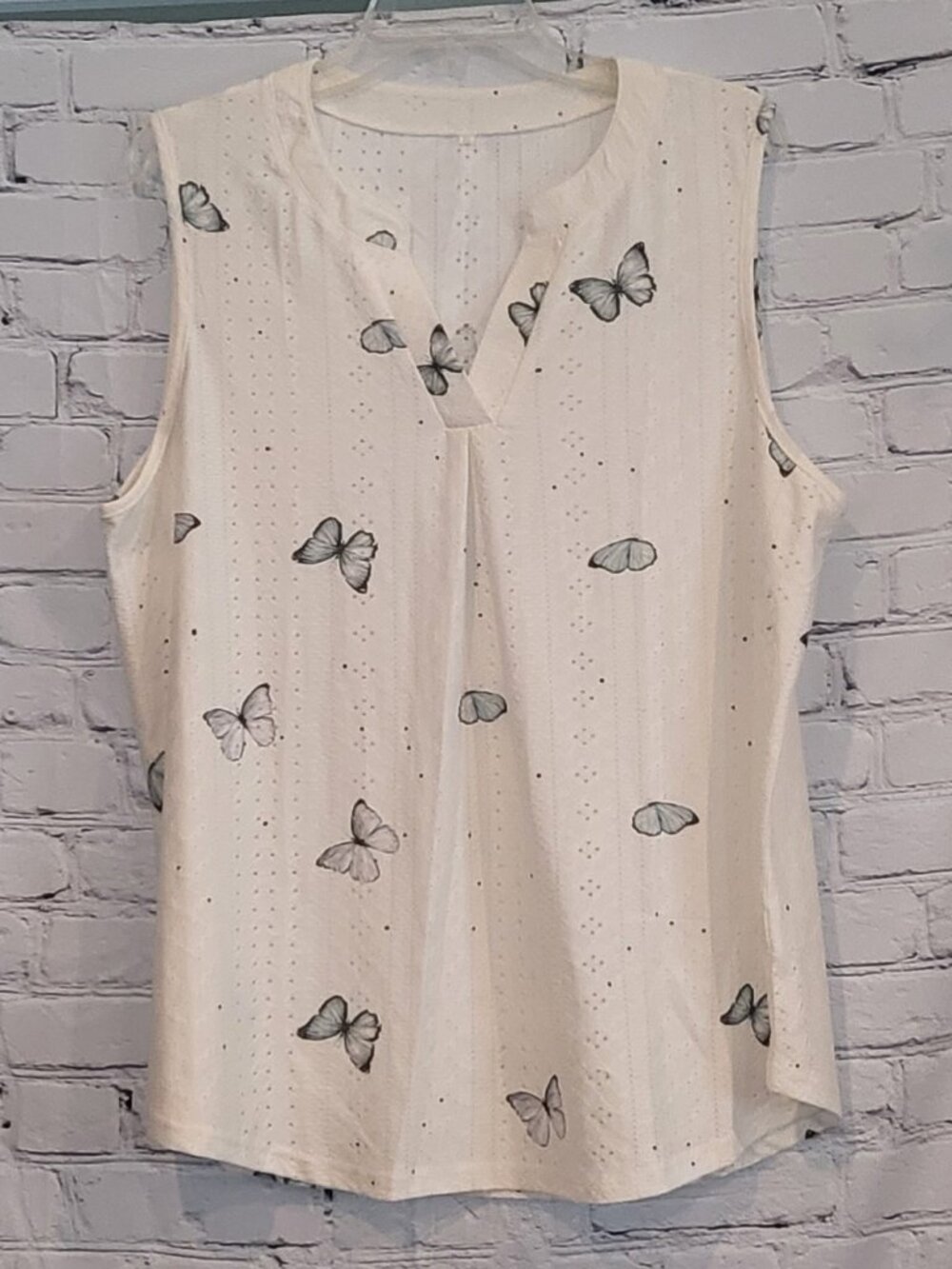 Brand Unknown, Size XXL, White with Gray/Green Butterflies